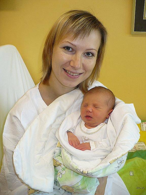 KAMILKA NĚMCOVÁ. Dcera Sylvy a Milana Němcových z Pardubic načasovala svůj příchod na svět na 14. hodinu dne 11. listopadu. Tatínek uvítal 2,9 kilogramu vážící miminko přímo na sále, doma se těšil tříletý Vojtíšek.