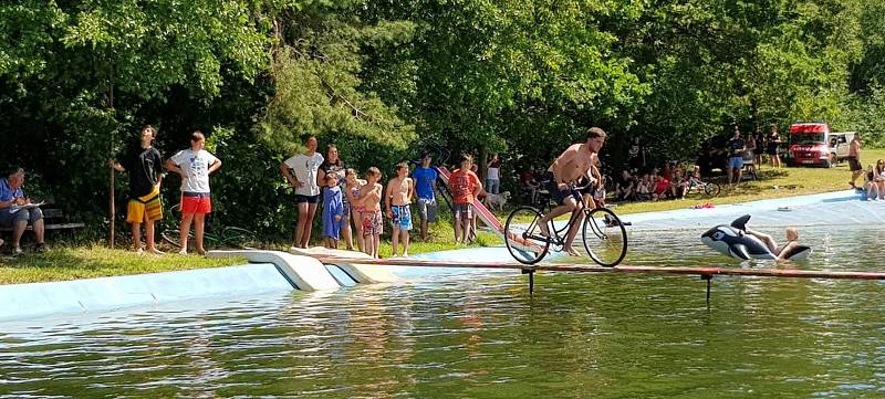 Licomělická lávka: Pády do vody jsou samozřejmostí