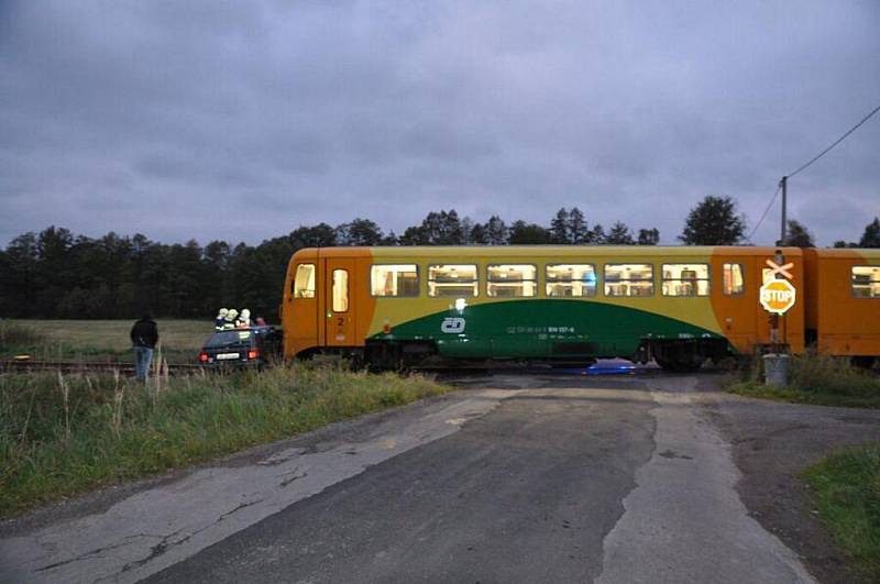 Při střetu motorového vlaku s osobním vozem Škoda Felicia na železničním přejezdu v Čachnově u Krouny dne 7. října v 6:04 neby naštěstí nikdo zraněn. 