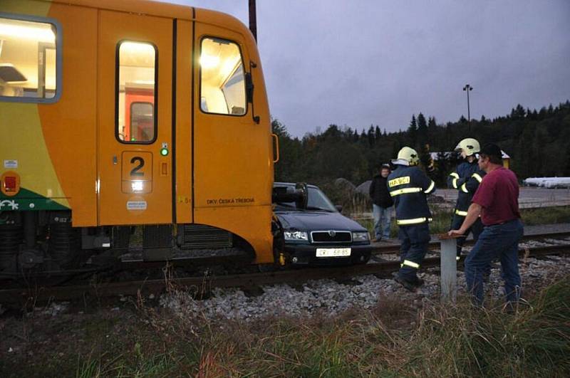 Při střetu motorového vlaku s osobním vozem Škoda Felicia na železničním přejezdu v Čachnově u Krouny dne 7. října v 6:04 neby naštěstí nikdo zraněn. 