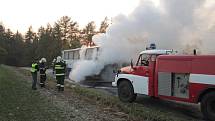 Shořelý autobus skončil svou jízdu v Chrasti-Skále. Na místě zasahovali hasiči z Chrudimi a Chrasti.