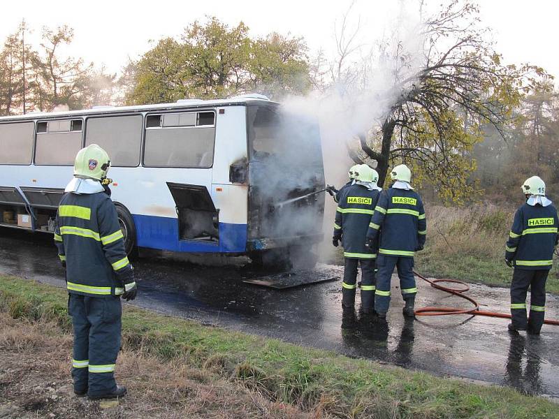 Shořelý autobus skončil svou jízdu v Chrasti-Skále. Na místě zasahovali hasiči z Chrudimi a Chrasti.