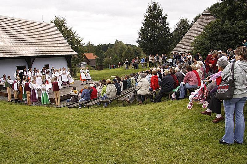 Na Veselém Kopci zavoněly v sobotu při zdejším posvícení koláče a další dobroty.