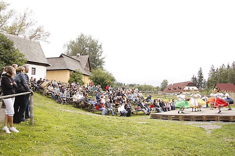 Na Veselém Kopci zavoněly v sobotu při zdejším posvícení koláče a další dobroty.