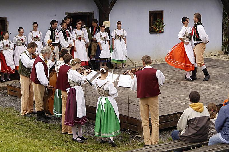 Na Veselém Kopci zavoněly v sobotu při zdejším posvícení koláče a další dobroty.