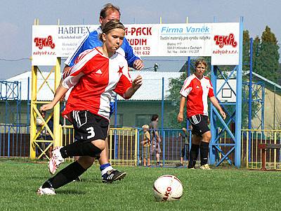 V exhibičním utkání sešívané fotbalistky porazily starou gardu Jiskry Skuteč 4:2.