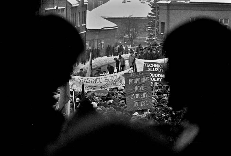 17. listopad 1989: Demonstranti v Hlinsku zaplnili celé náměstí.
