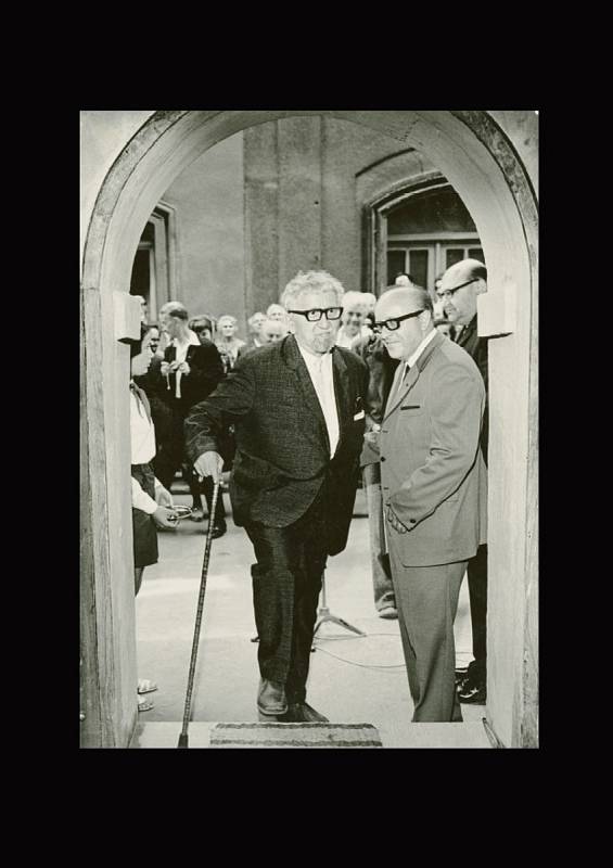 Jan Malík, zakladatel Muzea loutkářských kultur, vstupuje do budovy během slavnostního otevření, 2. 7. 1972