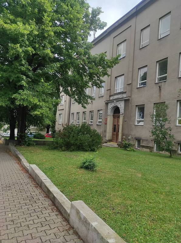 Budova ZŠ Školní náměstí v chrudimské ulici Sladkovského.