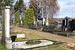 Stromy na hřbitově v Hrochově Týnci byly pokáceny.