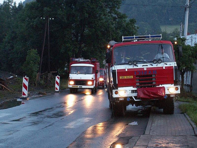 Dobrovolní hasiči z Chrudimě, Topole a Markovic pomáhali v Bludovicích na Jesenicku s likvidací škod, které napáchaly červnové povodně. 