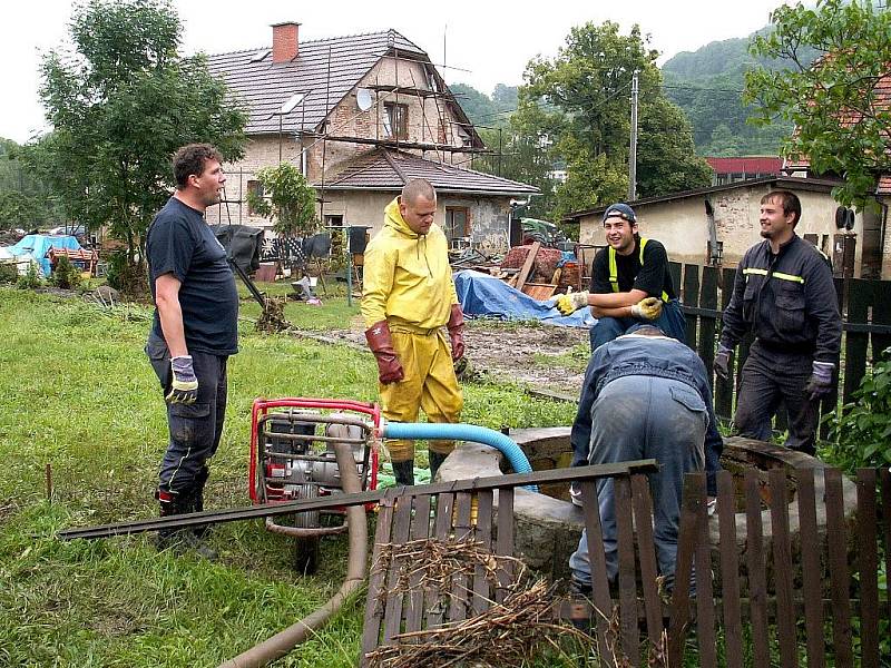 Dobrovolní hasiči z Chrudimě, Topole a Markovic pomáhali v Bludovicích na Jesenicku s likvidací škod, které napáchaly červnové povodně. 