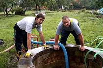 Dobrovolní hasiči z Chrudimě, Topole a Markovic pomáhali v Bludovicích na Jesenicku s likvidací škod, které napáchaly červnové povodně. 