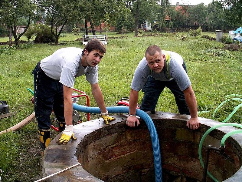 Dobrovolní hasiči z Chrudimě, Topole a Markovic pomáhali v Bludovicích na Jesenicku s likvidací škod, které napáchaly červnové povodně. 