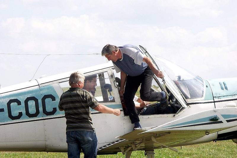 Posvícenské létání na letišti ve Skutči.