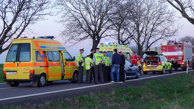 Motorkář a jeho spolujezdec havarovali mezi Chrudimí a Kočím.