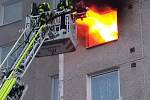 Hořelo v pátém patře domu. Jednotky hasičů provedly evakuaci všech osob, které se nacházely nad hořícím bytem.