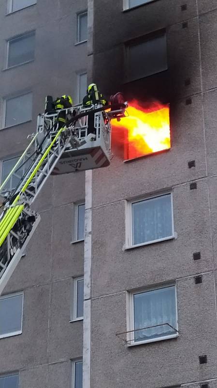 Hořelo v pátém patře domu. Jednotky hasičů provedly evakuaci všech osob, které se nacházely nad hořícím bytem.