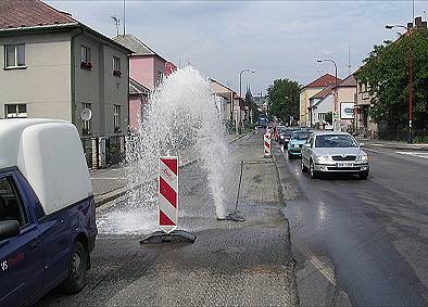 Gejzír v ulici Obce Ležáků.