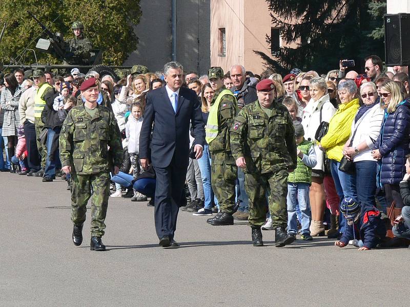 Nástup 43. výsadkového praporu Chrudim před zahraniční misí. 