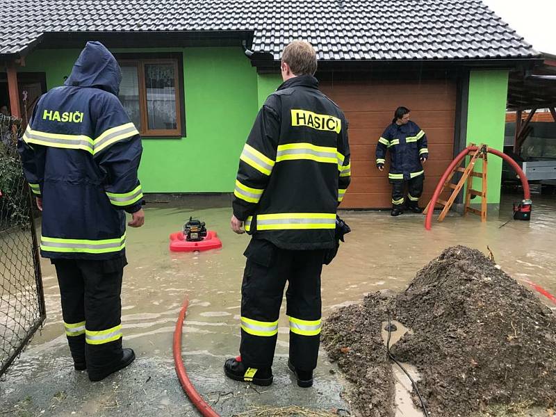 Velká voda zatopila několik obcí na Chrudimsku, nutná byla i evakuace obyvatel ve vesnicích.