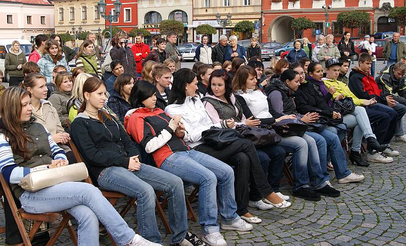 Na třetím ročníku soutěže Gastro Bohemia předáděli divákům na chrudimském náměstí Josefa Ressela svoje umění barmani i kuchaři.