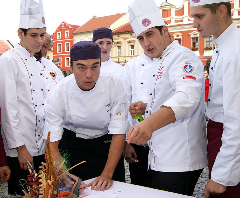 Na třetím ročníku soutěže Gastro Bohemia předáděli divákům na chrudimském náměstí Josefa Ressela svoje umění barmani i kuchaři.