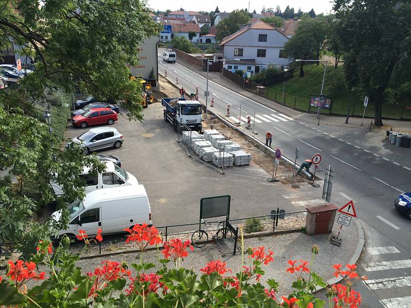 Rekonstrukce chodníku vedoucího kolem Městského úřadu ve Slatiňanech stála něco přes milion korun.