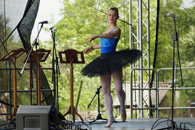 Koně, folklor, regionální výrobky. Akce přilákala do areálu jezdecké haly a kolbiště Na Rembáni davy lidí.