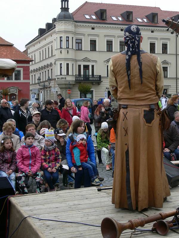 Skupiny Bakchus a Grál zahrály středověké písně. 