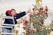 Vánoční strom v salonu zámku Slatiňany.
