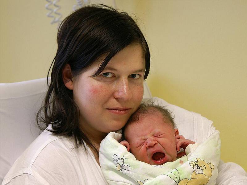 PRVNÍM MIMINKEM narozeným v letošním roce v Pardubickém se stal Jindřich Sádovský.