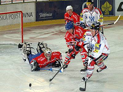 Hokejisté HC Chrudim (v bílém) prokázali v přípravě proti Pelhřimovu velmi dobrou formu.