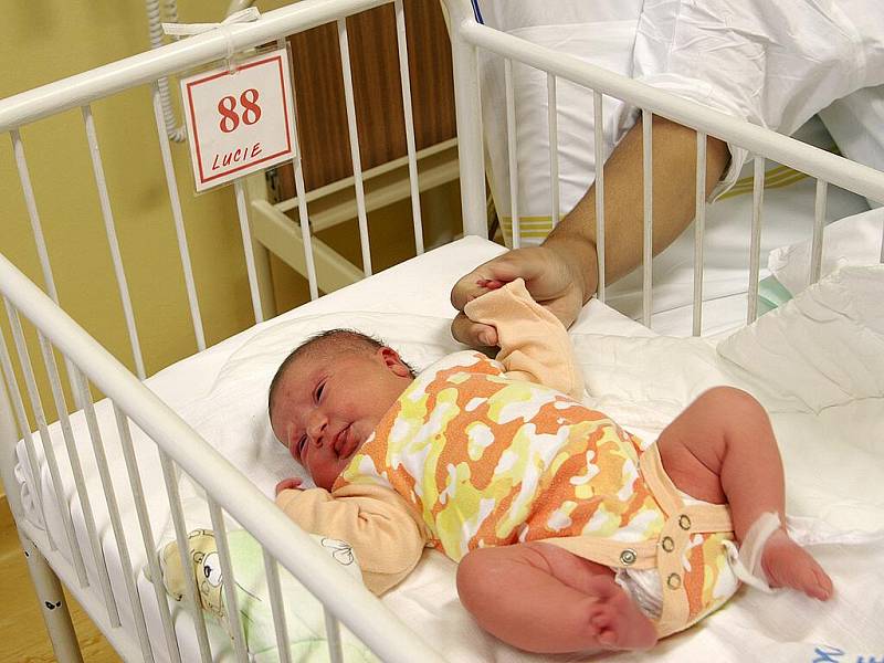 Posledním miminkem narozeným v chrudimské porodnici na sklonku uplynulého roku se stala Lucinka Kopištová ze Skutče. 