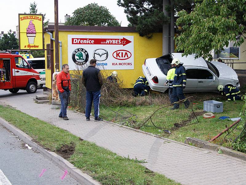 V chrudimské části Markovice došlo v úterý krátce po půl šesté hodině večerní k havárii mercedesu. Ve voze byla tříčlenná posádka z Německa. Řidič mercedesu zrovna předjížděl, když mu do cesty z vedlejší vjelo jiné auto. Dvě osoby byly lehce zraněny.