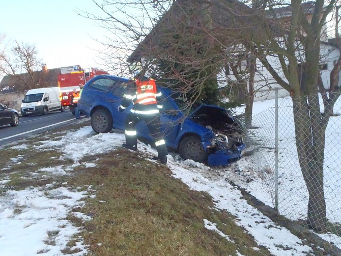 Střet vozidel Škoda Octavia a Ford Focus v Nové Vsi se neobešel bez zranění.