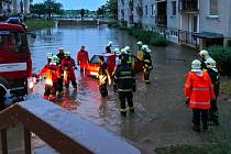 Lokální záplavy v červnu 2015: V Chrudimi Na Šancích vzniklo malé jezero. Silnice na Topol byla  zcela neprůjezdná
