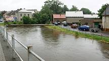 Rozvodněná řeka v Hrochově Týnci 25. června po desáté dopoledne.