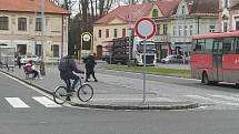 Nový přestupní terminál zkrášlí prostor kolem železniční zastávky, ale uleví centru i od parkovacích aut.