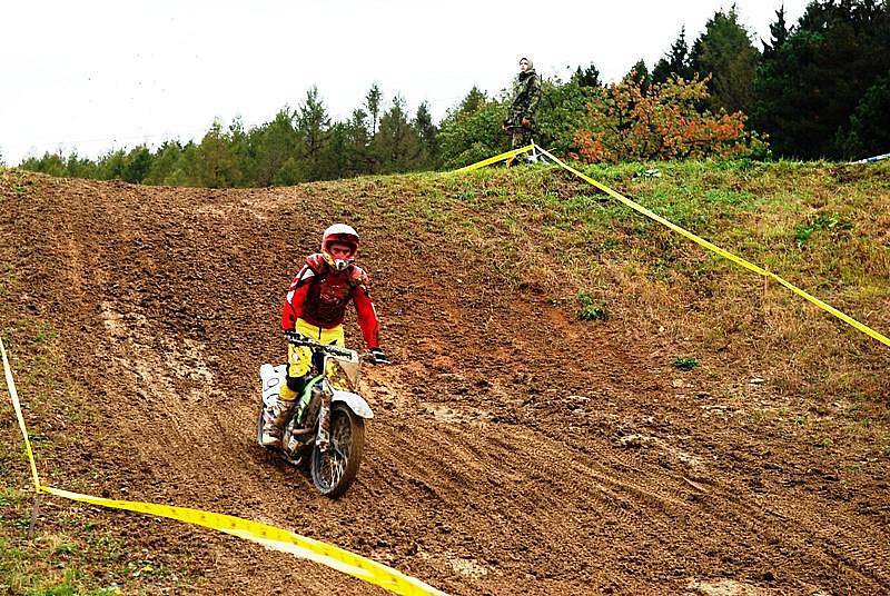 Motokrosové závody na závodišti v Kubíkových Dubech na Třemošnicku. 