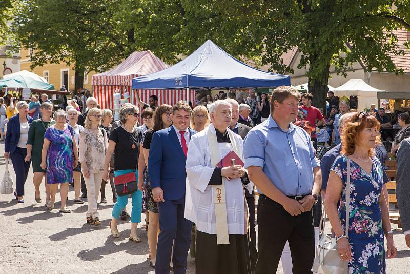 Nová vlajka Trhové Kamenice s dvouocasým lvem se dočkala požehnání.