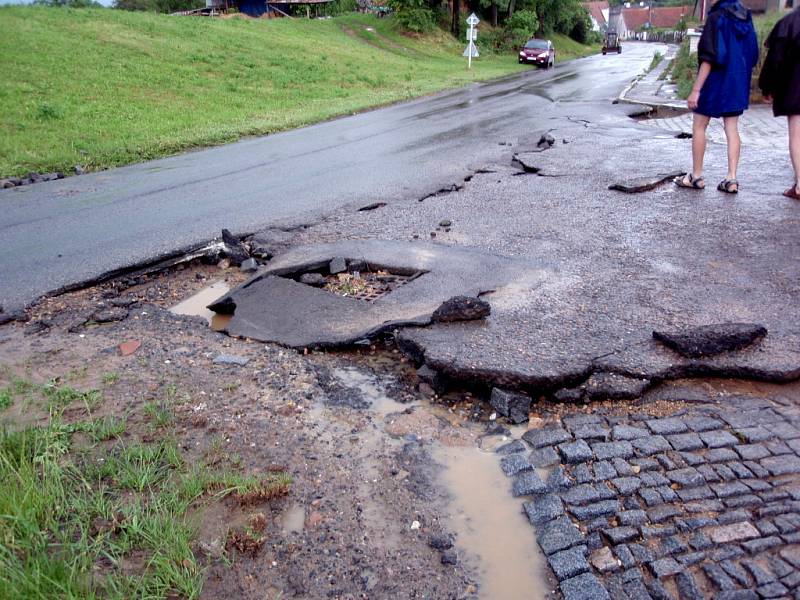 Ulicemi chrudimské místní části Topol se valila voda a bahno.