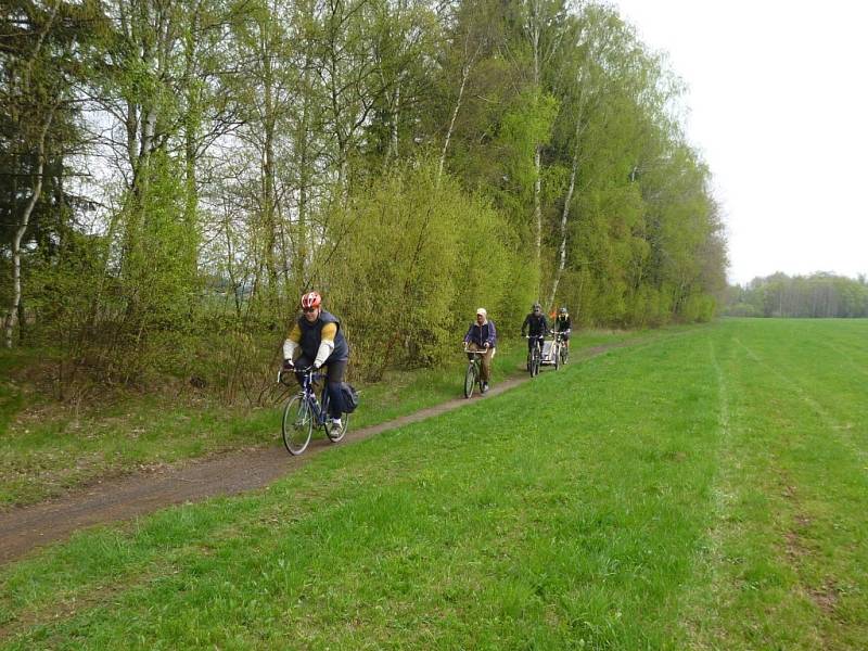 Cyklisté se během výletu podívali k prameni řeky Doubravy.