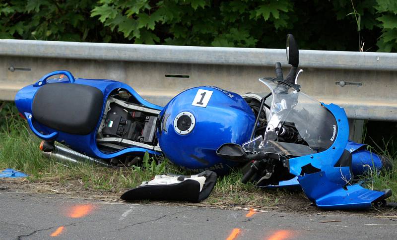 Motorkář byl zraněn při střetu s osobním automobilem poblíž odbočky na Kunčí mezi obcemi Slatiňany a Nasavrky.