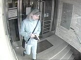 Policisté by rádi mluvili s ženou, kterou zachytila kamera u bankomatu. 