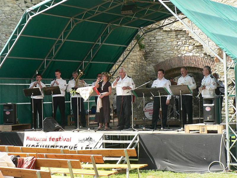 Kapela Ševcovanka ze Skutče byla jedním z prvních hostů lužského festivalu Košumberské léto.