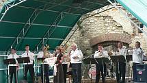 Kapela Ševcovanka ze Skutče byla jedním z prvních hostů lužského festivalu Košumberské léto.