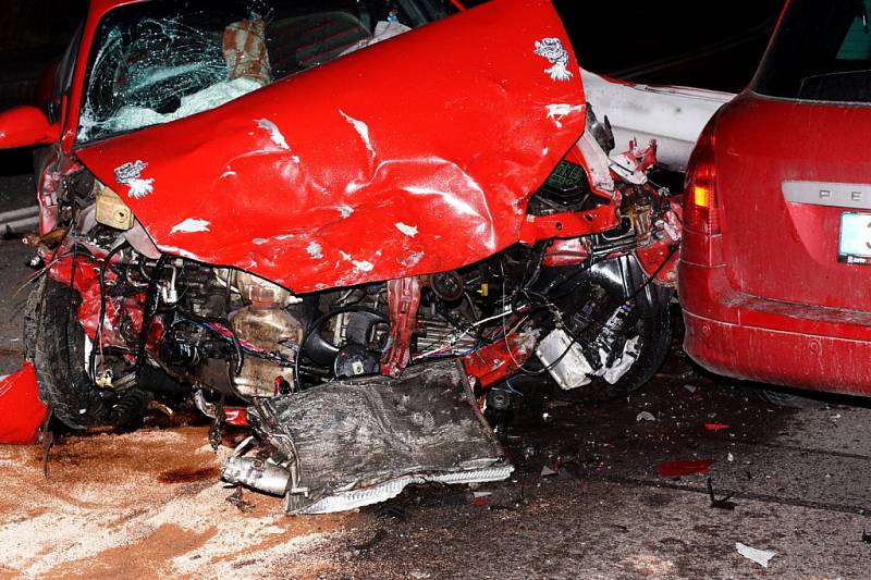 V předposlední den roku došlo v Chrudimi ke dopravní nehodě. Dvě osoby byly zraněny. Řidič červeného sportovního vozidla Hyundai coupe, který nehodu zavinil, byl pod vlivem alkoholu. 