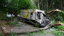 Řidiči chladícího vozu Iveco spadla na silnici ve směru od Hradiště do Nasavrk na auto spadla těžká buková větev. Nehodu nepřežil.