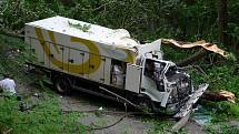 Řidiči chladícího vozu Iveco spadla na silnici ve směru od Hradiště do Nasavrk na auto spadla těžká buková větev. Nehodu nepřežil.
